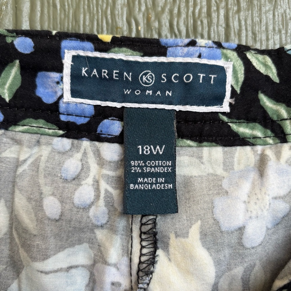 Karen Scott Woman Skort 18W Floral Print Black Blue Yellow Cotton Blend - Picture 6 of 7